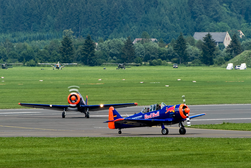 114_AirPower_T-6 Team na North American SNJ-5 Texan.jpg